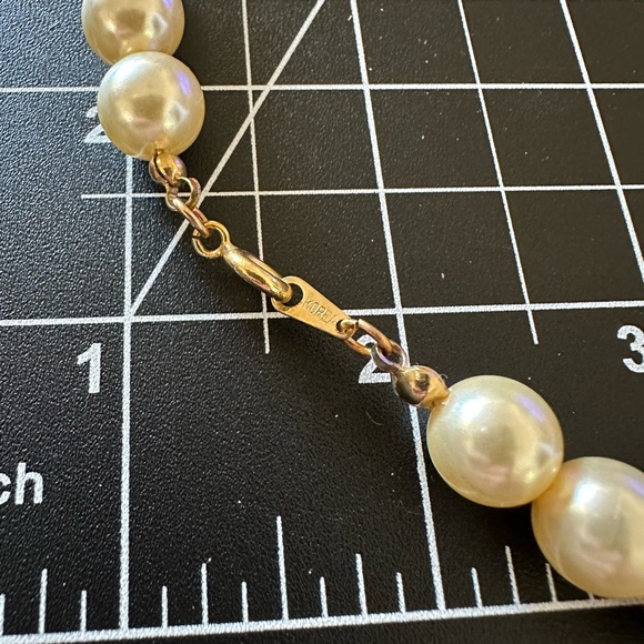 Faux pearl clear plastic beads with gold tone detail layered necklace - Picture 5 of 6